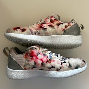 Stefania Italy Lightweight Floral Sneakers Size 6